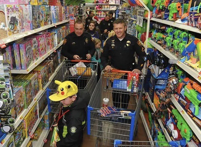 Police shopping with children